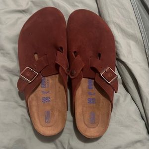 Hi! I’m selling Birkenstock Boston clogs in a stunning auburn color